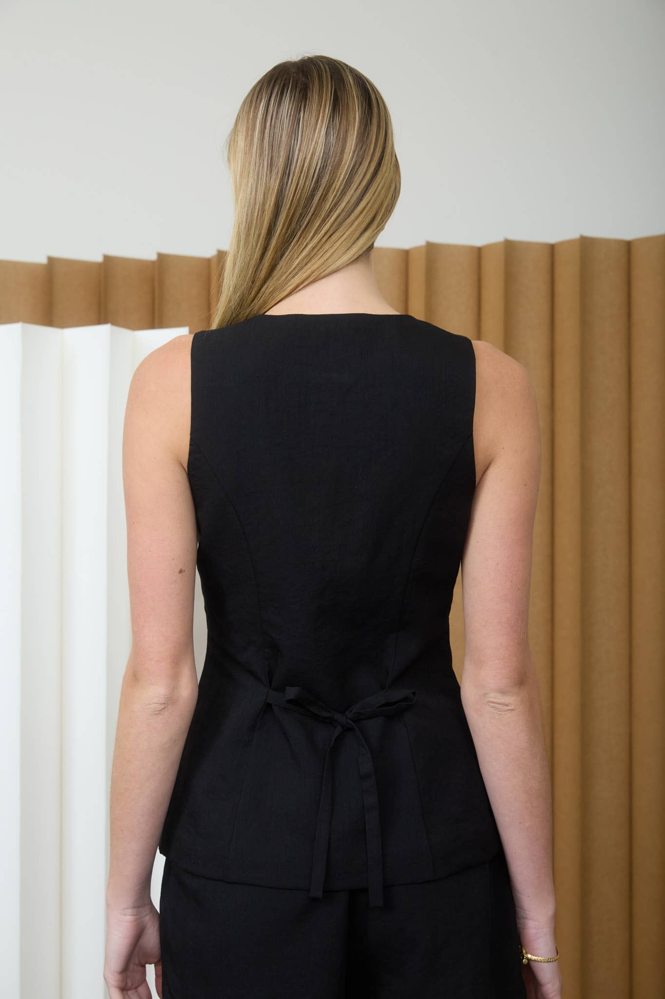 ROUND NECK SLEEVELESS BUTTON UP TOP