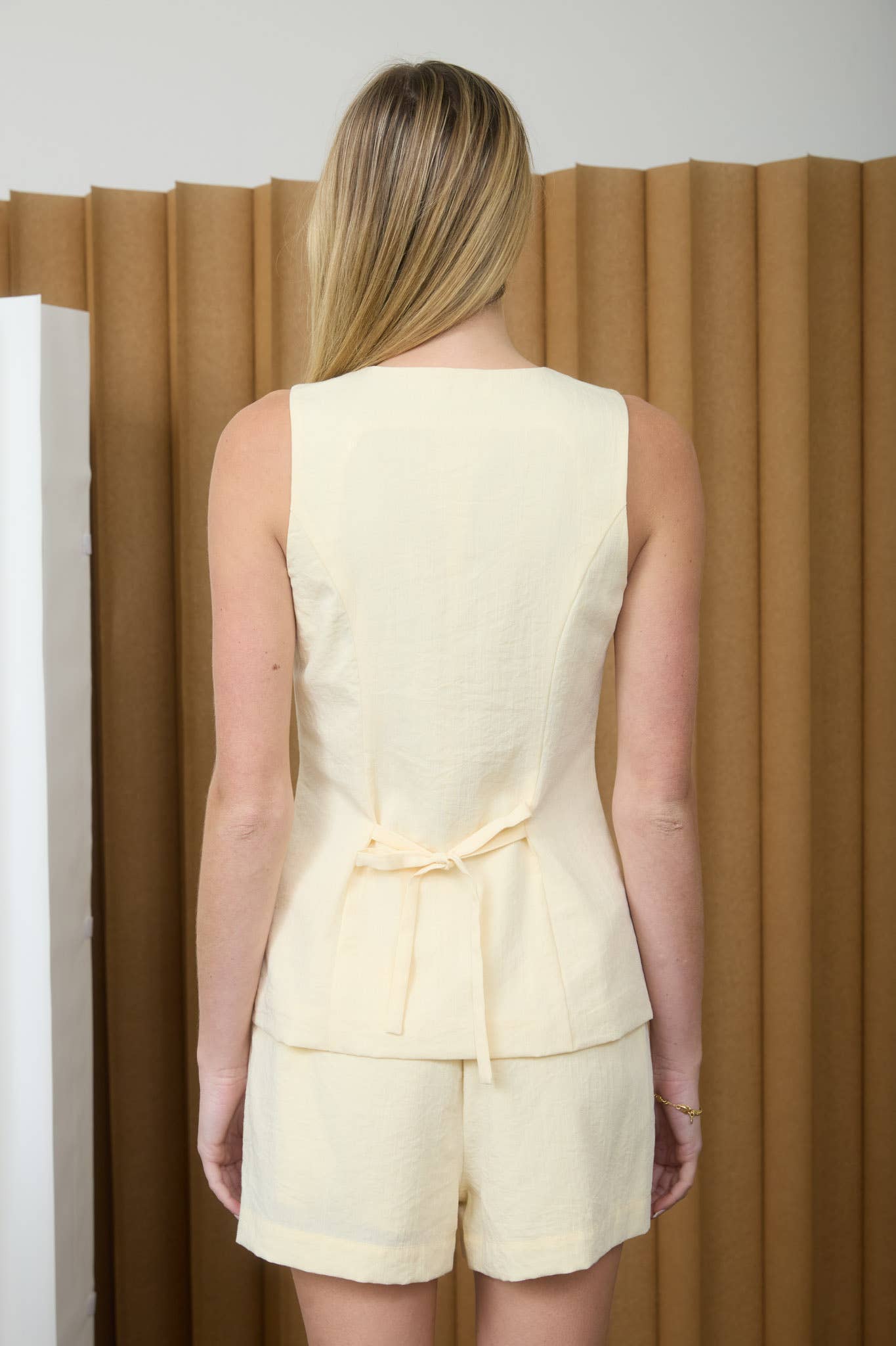 ROUND NECK SLEEVELESS BUTTON UP TOP