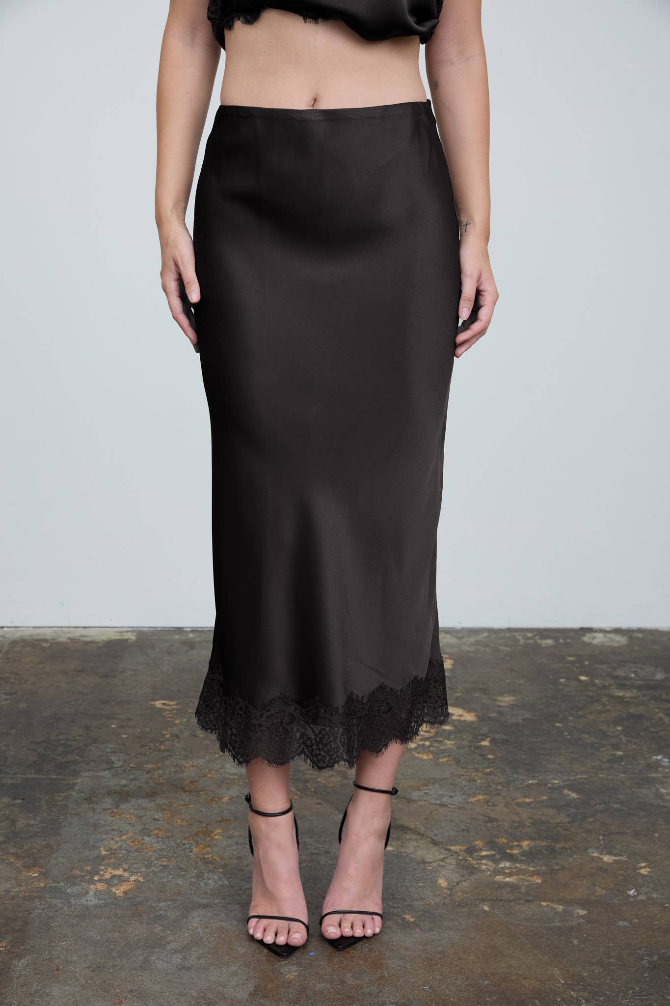 Lace the day hem BACK SLIT PENCIL MIDI SKIRT (PRE-ORDER